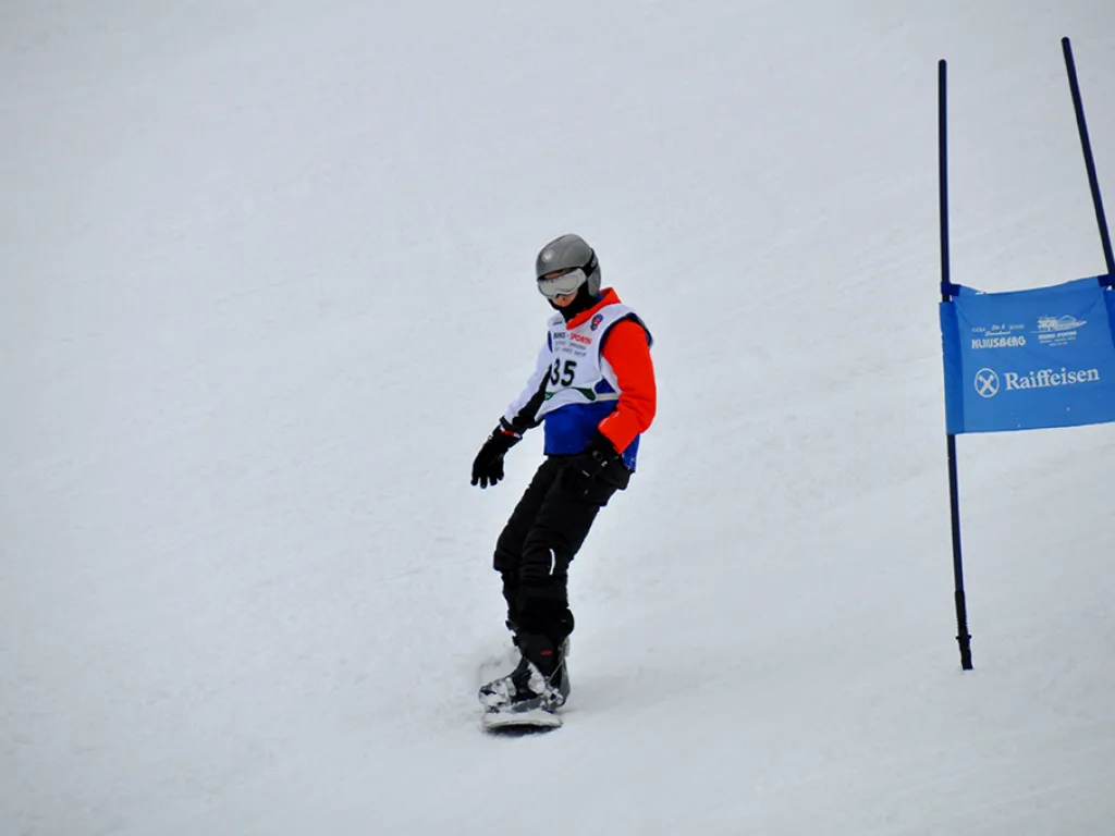 Snowboarder mit Startnummer 35 auf der Rennstrecke.